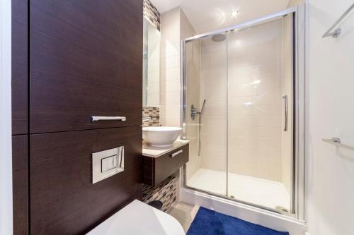 伦敦Contemporary Top floor flat in Kentish Town的带淋浴、卫生间和盥洗盆的浴室