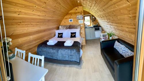 卡纳Earls View Maxi Pod的一间卧室配有一张床和一个沙发