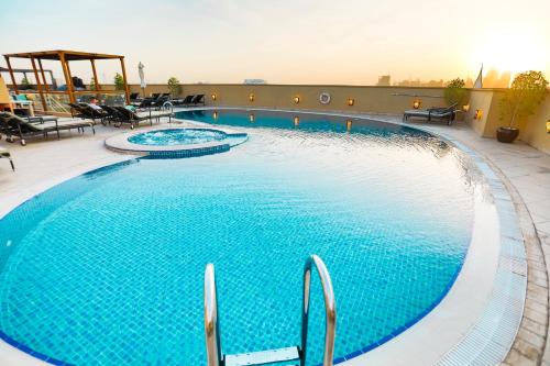迪拜Elite Byblos Hotel的酒店顶部的大型游泳池