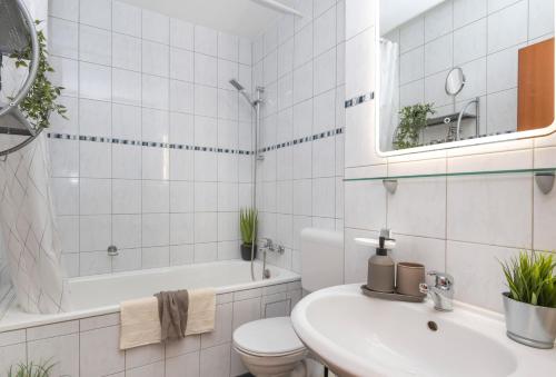 门兴格拉德巴赫Kurzzeitglück 24h Self Check-In MG01的白色的浴室设有水槽、浴缸和卫生间。