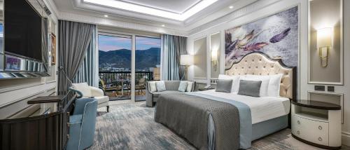 凯里尼亚Merit Royal Diamond Hotel & SPA的配有一张床、一张书桌和一扇窗户的酒店客房