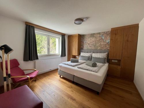 马尔尼茨Apartments Hohenberger的卧室配有床、椅子和窗户。