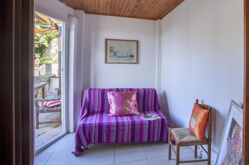 法雷诺Casa Pinzelli的窗户客房内的紫色沙发