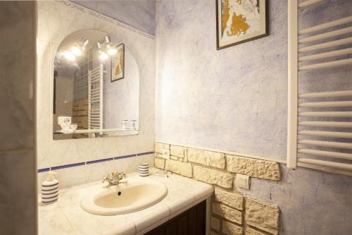法雷诺Casa Pinzelli的一间带水槽和镜子的浴室