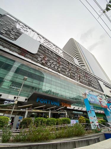 曼谷Sura Hostel and Coworking的一座高大的建筑,上面有狮子的标志