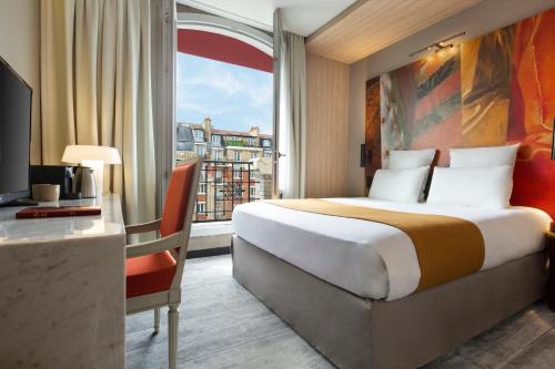 巴黎巴黎阿莱西亚美居酒店的配有一张床、一张书桌和一扇窗户的酒店客房