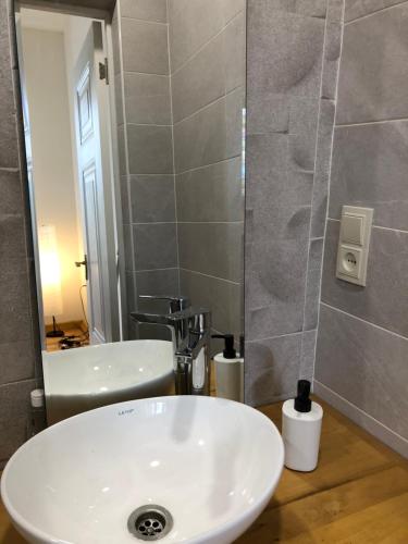 久姆里Cozy house的浴室设有白色水槽和镜子
