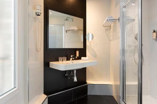 巴黎巴黎阿莱西亚美居酒店的一间带水槽和淋浴的浴室