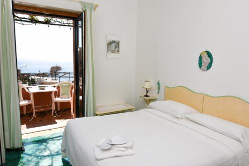 波西塔诺玛丽亚安东尼塔别墅酒店的一间卧室配有一张床,享有海景