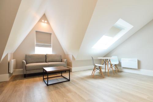 伦敦Woodview Serviced Apartments by Concept Apartments的客厅配有沙发和桌子