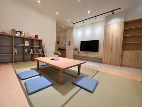 关山镇懶得棟民宿的客厅配有木桌和电视。