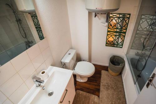 科涅克Magnifique T2 avec balcon centre-ville的浴室配有卫生间、盥洗盆和淋浴。