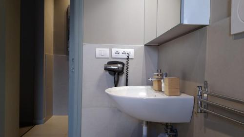 巴里Cconforthotels R&B Suite&Chic - SELF CHECK IN的客房内的白色盥洗盆浴室
