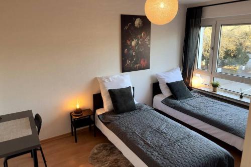 门兴格拉德巴赫Zitouna Home的一间卧室设有两张床和窗户。