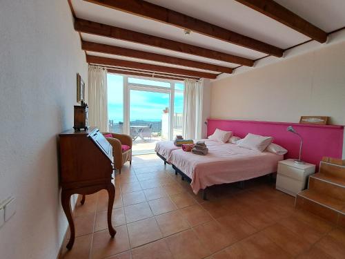 滨海托萨La Roqueta Hotel的一间卧室设有两张床和大窗户