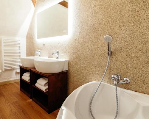 艾森维勒巴赫诺夫DOMAINE DES LUMIERES的浴室配有白色浴缸和水槽
