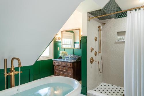 SearsportCaptain Nickels Inn的绿色浴室设有浴缸和淋浴。