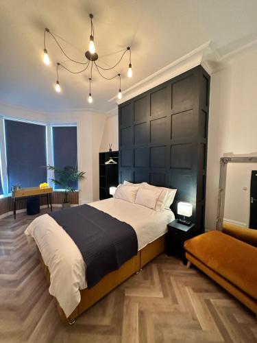 滨海圣安娜No 3 ,luxury 2 bed 1st floor apartment with free parking,Lytham St Annes的一间卧室配有一张大床和黑色床头板