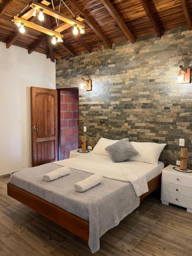圣希尔Cabaña Villa Lucia的一间卧室设有一张大床和砖墙