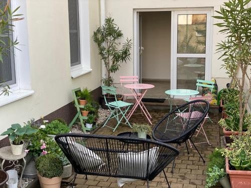 瓦尔季采Apartmány Mia Valtice的庭院配有桌椅和盆栽植物