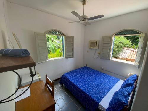 伦索伊斯BUONA SORTE的一间卧室设有蓝色的床和2个窗户。