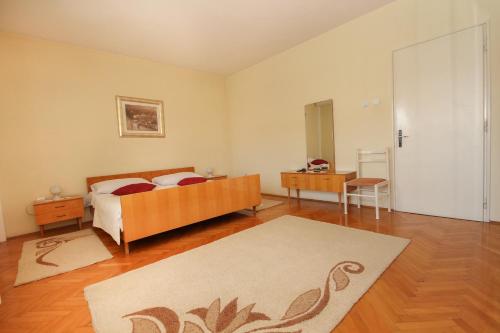 卡什泰拉Villa Comfort的一间卧室配有一张床、一张桌子和一张桌子