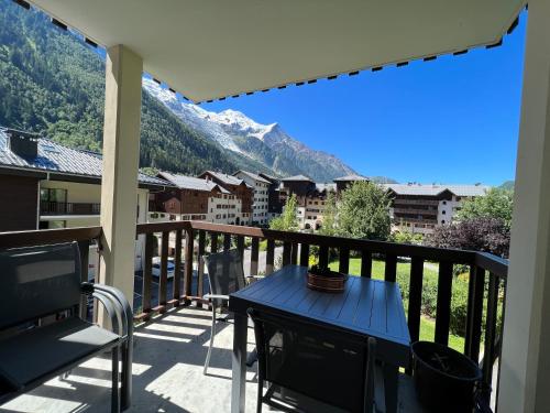 夏蒙尼-勃朗峰Mont Blanc 25, vue Mont blanc, balcon, parking的山景阳台(带桌子)