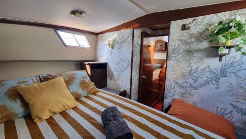 巴塞罗那Charming boat house in Barcelona with big terrace and solarium的一间小房间的卧室,配有一张床铺