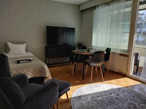 约恩苏Niinivaara apartment saunallinen ja ilmastoitu majoitus的带沙发、桌子和电视的客厅