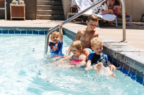 杰克逊斯诺基恩度假酒店的一群儿童在游泳池里