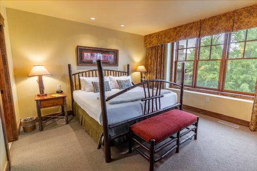 杰克逊斯诺基恩度假酒店的一间卧室设有天蓬床和窗户。