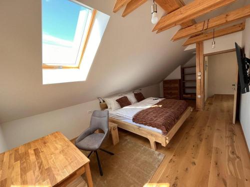 斯洛文尼亚格拉代茨Villa Richterberg with Sauna & Hot Tub的一间卧室配有一张床、一张桌子和一个窗户。