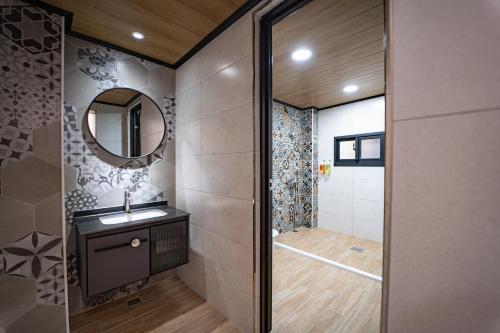 小琉球岛宸极的一间带水槽和镜子的浴室