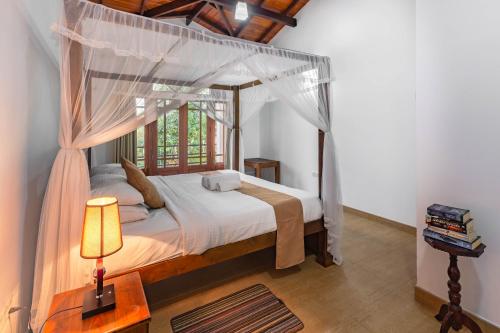 康提Villa Mount Melody的一间卧室配有一张带天蓬的床