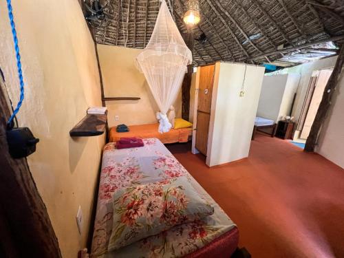 莫雷雷Hostel Moreré的小房间设有一张床和一台冰箱