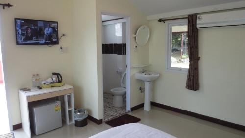 Ban Bang Pit Lang洛塔雷特拉特度假酒店的一间带卫生间和水槽的浴室