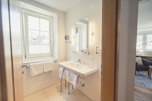 圣吉尔根肯德勒酒店的白色的浴室设有水槽和窗户。