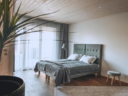 Kirikuküla曼尼特库别墅的一间卧室设有一张床和一个大窗户
