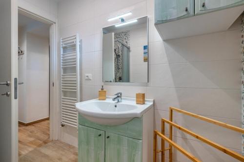 菲纳莱利古雷Cà Frighilin的一间带水槽和镜子的浴室