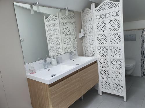 Lesperon踢勒韦斯特住宿加早餐旅馆的一间带水槽、镜子和卫生间的浴室