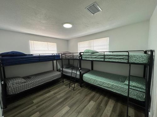 迈阿密Wynwood Beds的一间设有三张双层床的客房