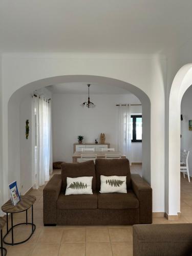 阿尔布费拉Vila Mar Central的客厅配有沙发和桌子