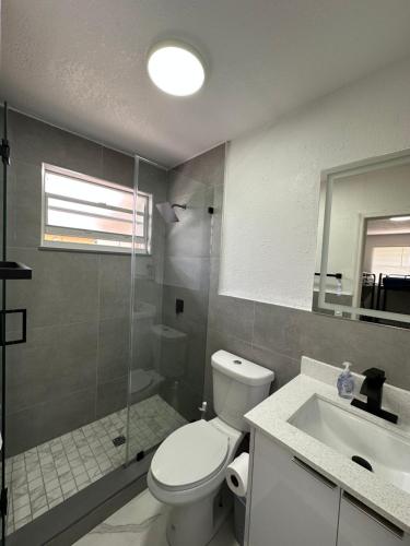 迈阿密Wynwood Beds的浴室配有卫生间、淋浴和盥洗盆。