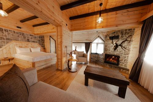 DereceörenAbant Yayla Dağevi的一间卧室配有一张床和一个壁炉