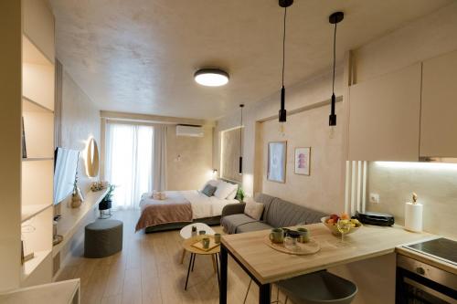拉里萨Apo-Zachari elegant apartment的厨房以及带1张床的客厅。