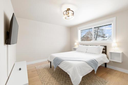 盐湖城Modern Home near Salt Lake's Attractions的白色的卧室设有床和窗户