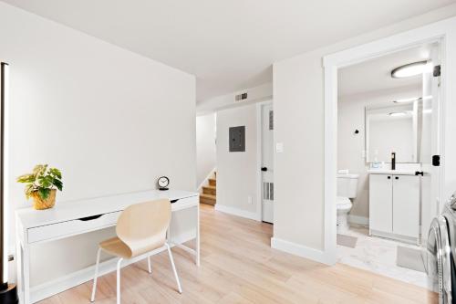 盐湖城Modern Home near Salt Lake's Attractions的白色的客房配有书桌和椅子