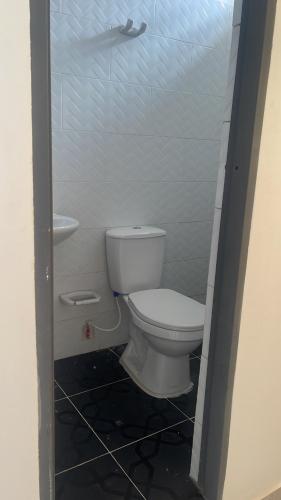 库库塔Américas al límite的浴室位于隔间内,设有白色卫生间。