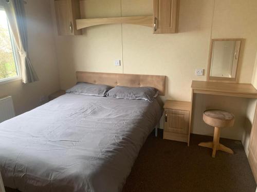UlromeNatalies Retreat Skipsea Sands的一间小卧室,配有一张床和一张书桌