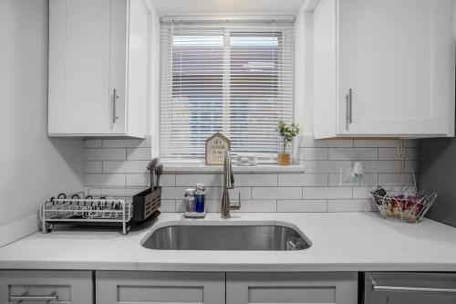 芝加哥Chicago Charm的白色的厨房设有水槽和窗户